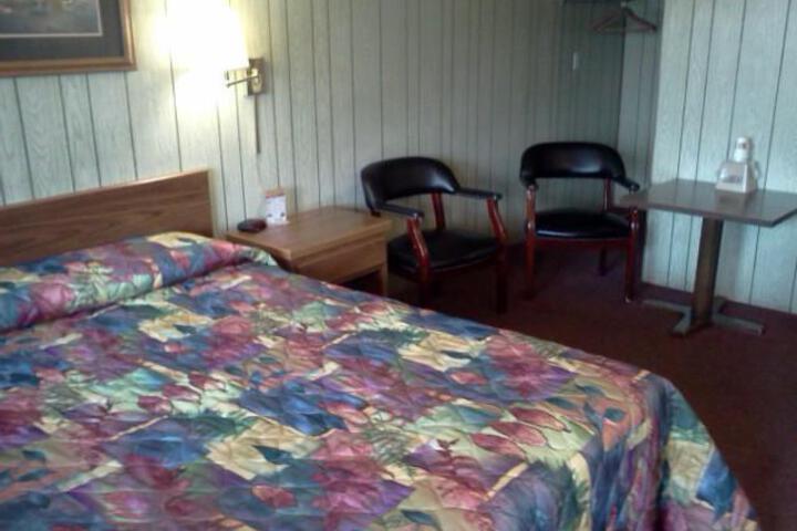 Exterior of BUDGET HOST PARKWAY MOTEL
