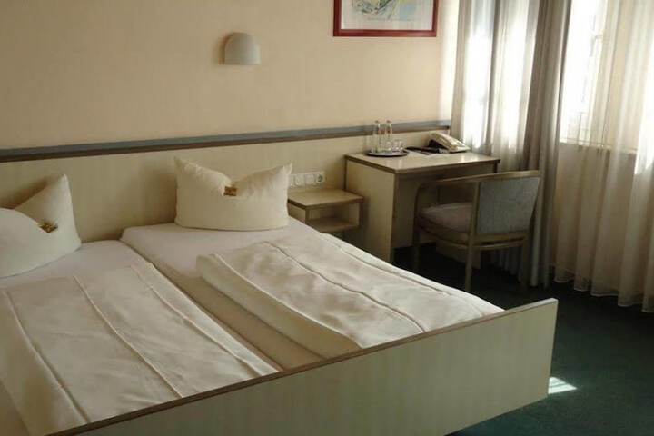 Room 7 of 103