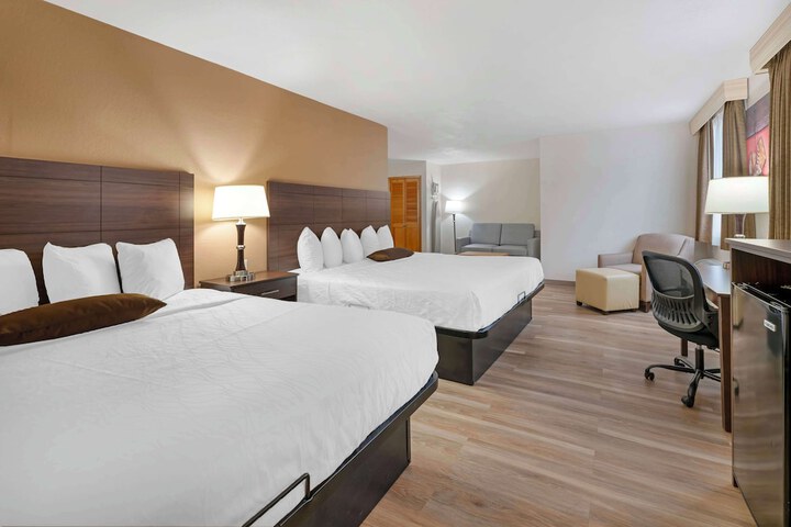 1 King Bed First Floor Microwave and Refrigerator WiFi Full Breakfast (9 of 26)
