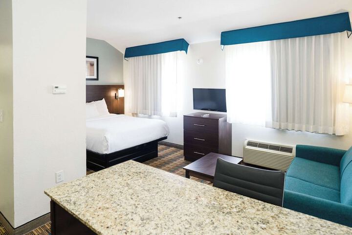 1 Queen Bed Suite (16 of 36)