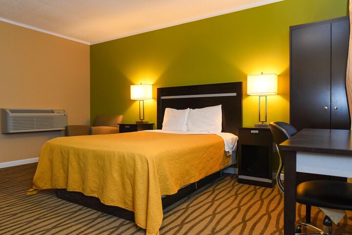 1 Queen Bed
