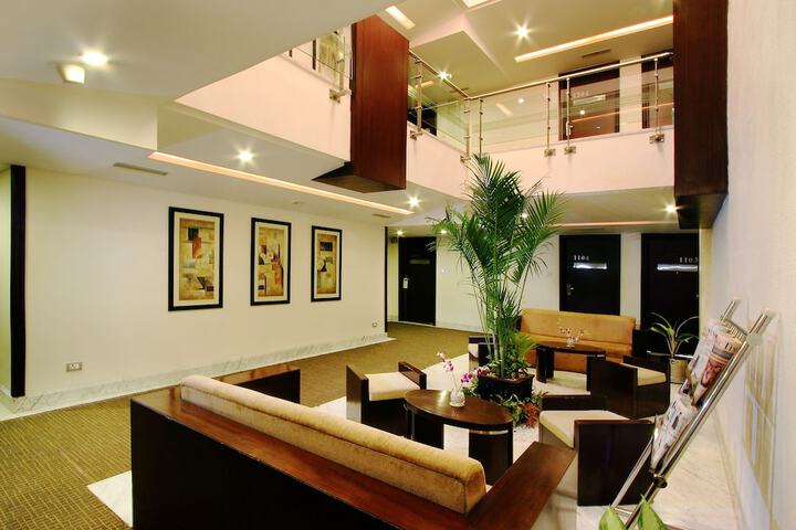Lounge 74 of 76