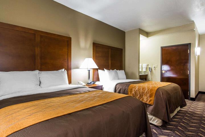 2 Queen Beds (1 of 6)