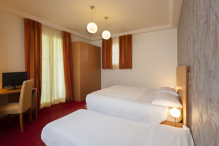 Room 16 of 37
