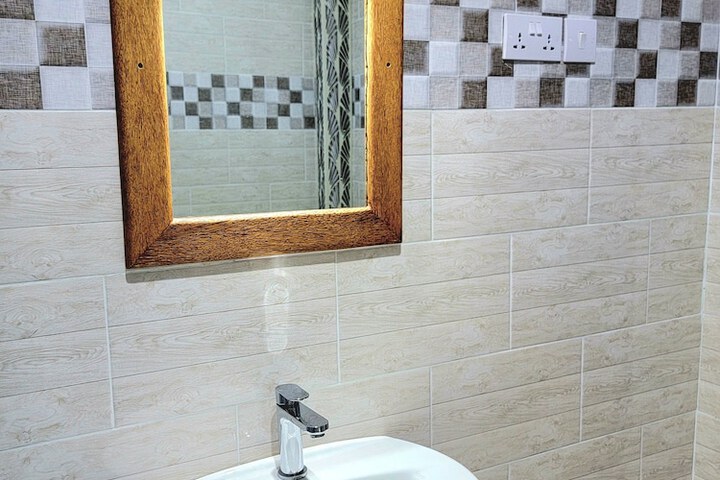 Room 8 of 12