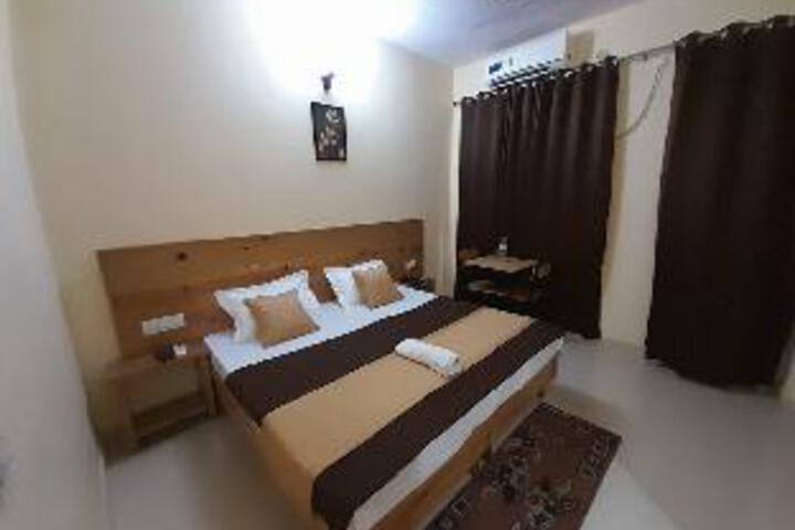 Room 4 of 31