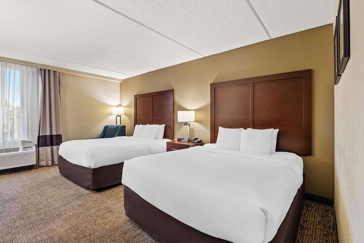 2 Queen Beds (2 of 9)