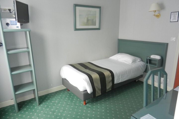 Room 6 of 28