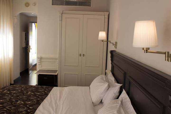 Room 8 of 37