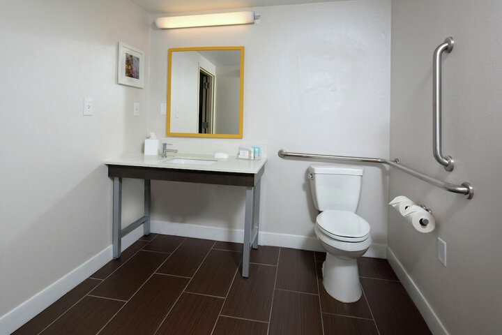 1 King Mobility Accessible with Tub (22 of 23)