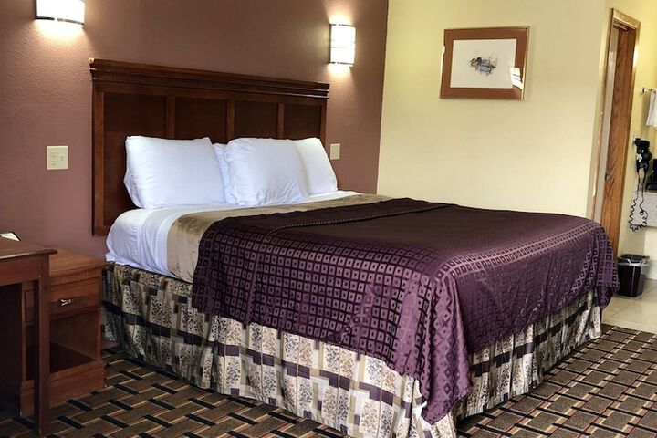 1 King Bed - Free WiFi, Microwave, Minifridge Coffeemaker, Hairdryer Cable TV HBO (10 of 11)