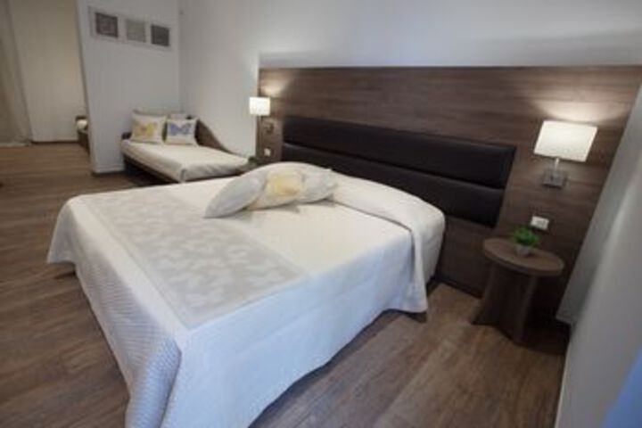 Room 6 of 13