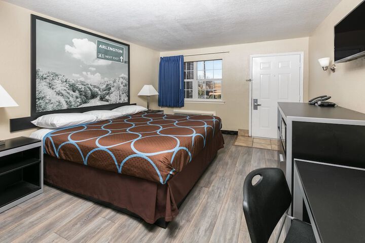 1 King Bed Mobility Accessible Bathtub with Grab Bars (4 of 21)