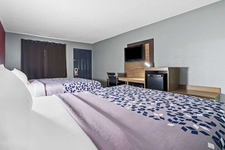 2 Queen Beds (24 of 28)