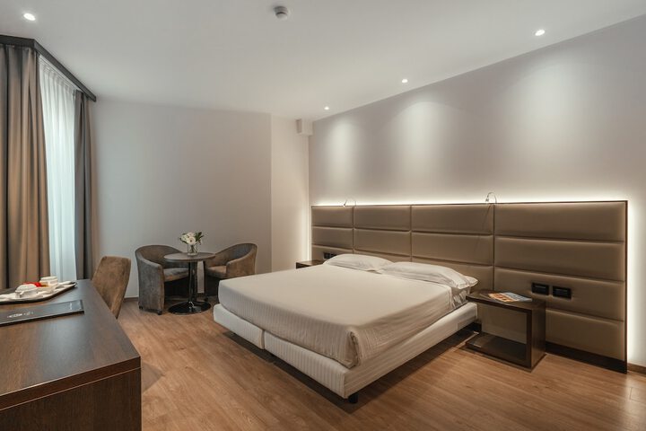 Room 25 of 76