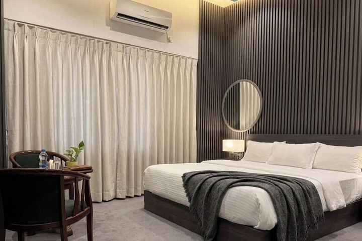 Room 4 of 9