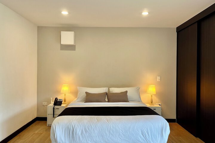 Room 5 of 8