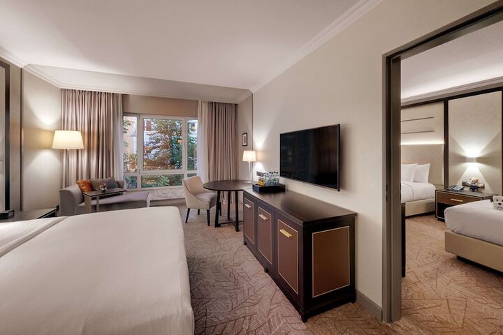 Room 34 of 100