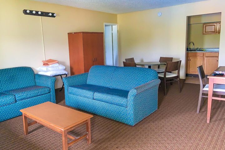 1 Queen Bed (6 of 7)