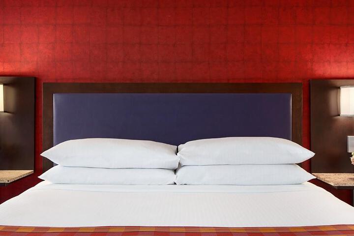 Romulus Luxury King Bed (27 of 43)