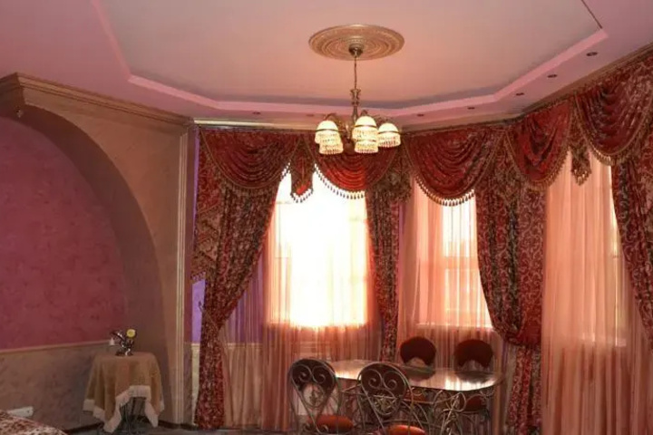 Room 2 of 10