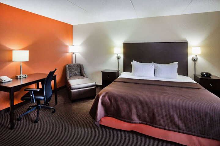 1 King Bed (1 of 17)