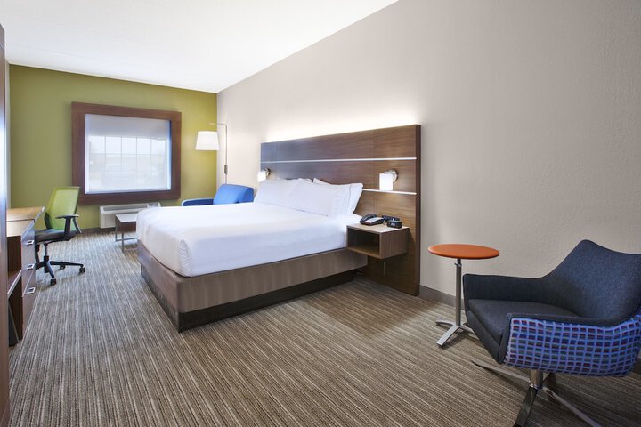 1 King Bed (2 of 23)