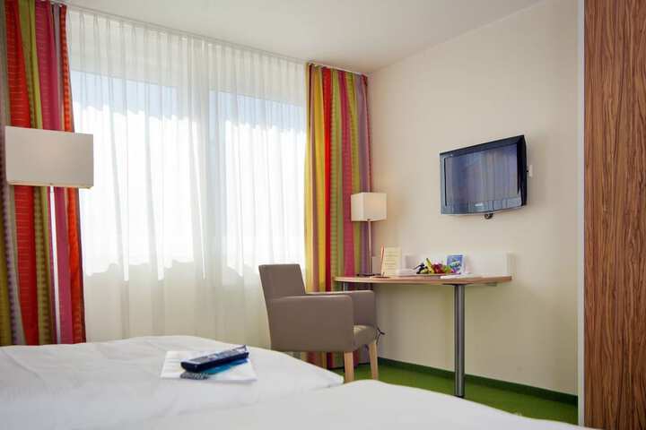 Room 33 of 47