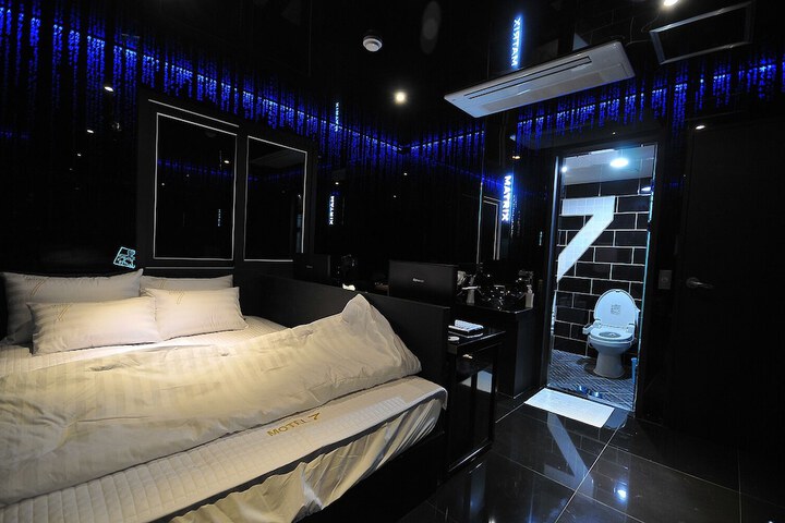Room 4 of 32
