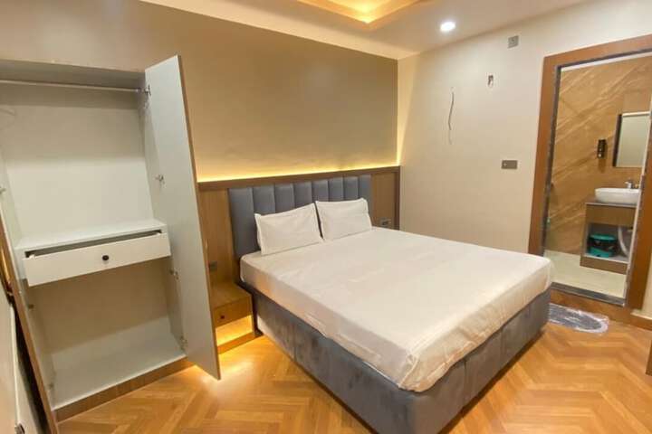 Room 2 of 7