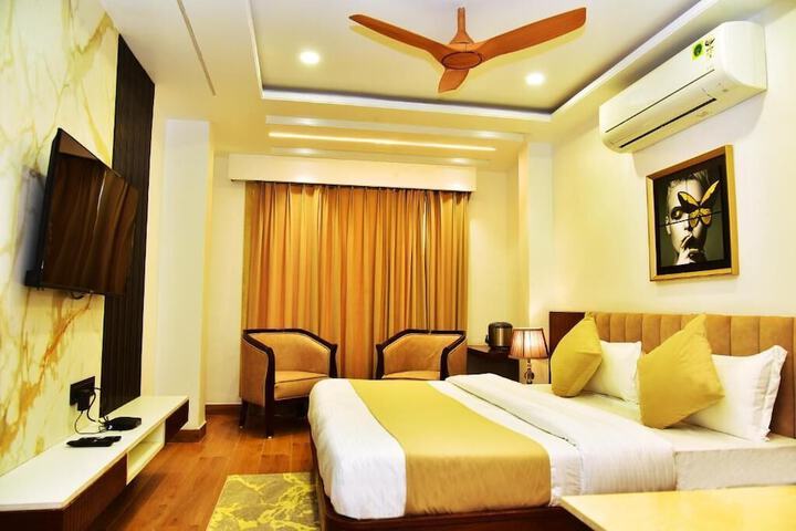 Room 4 of 16