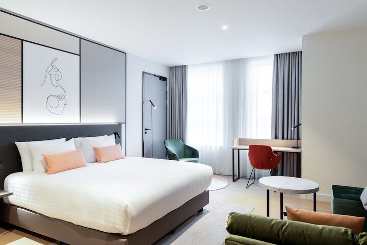 Room 4 of 32