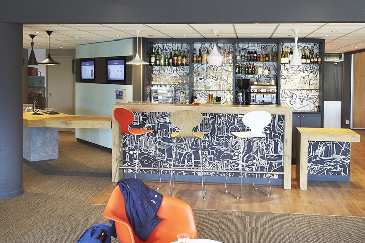 Lounge 46 of 63