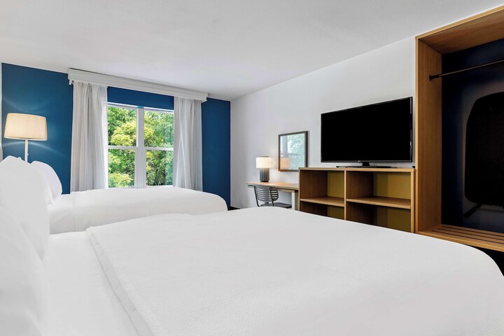 2 Queen Beds (10 of 16)