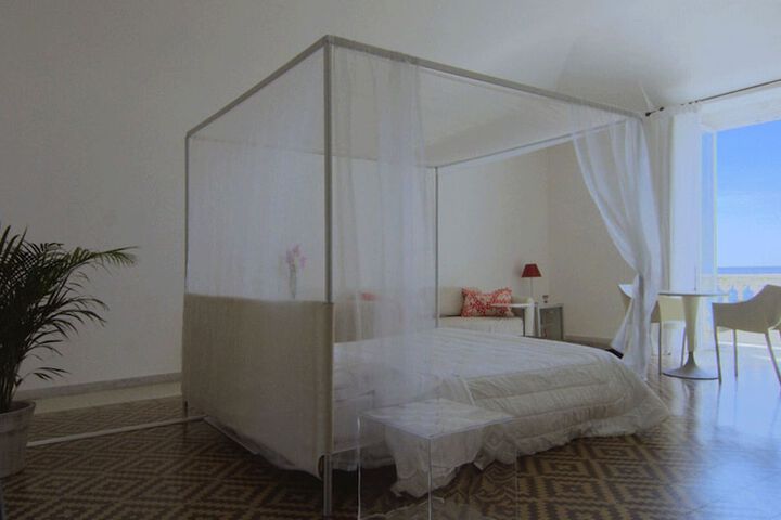 Room 10 of 28