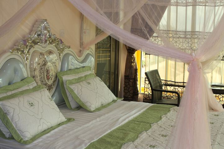 Room 11 of 28