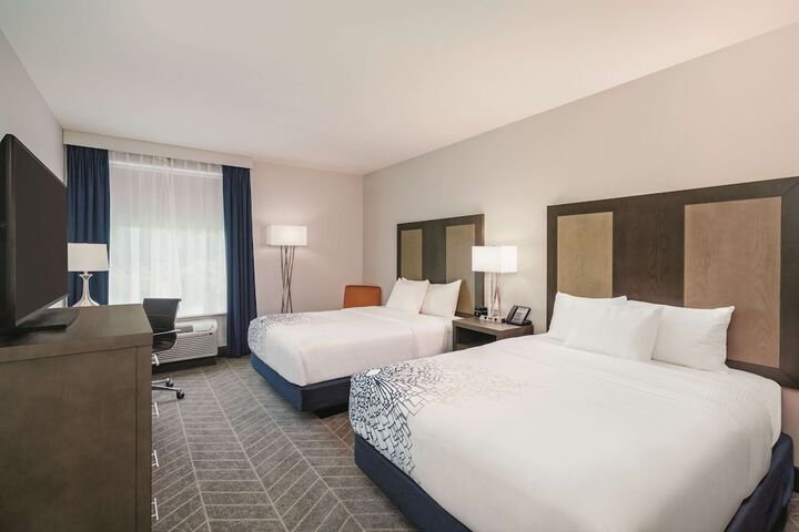 2 Queen Beds Mobility Accessible (9 of 9)