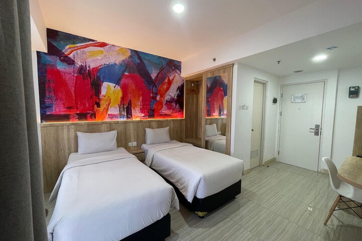 Room 6 of 12