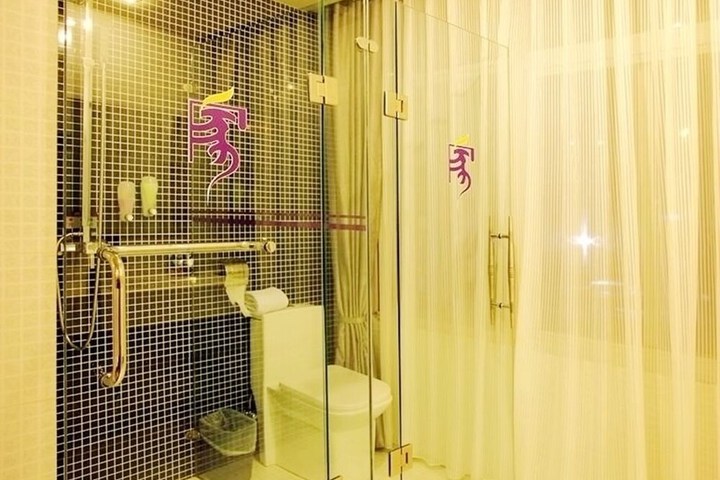 Room 8 of 10