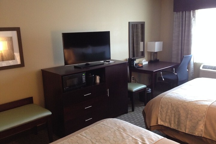 Queen Bed Accessible (6 of 13)