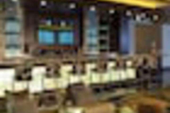 Lounge 167 of 285