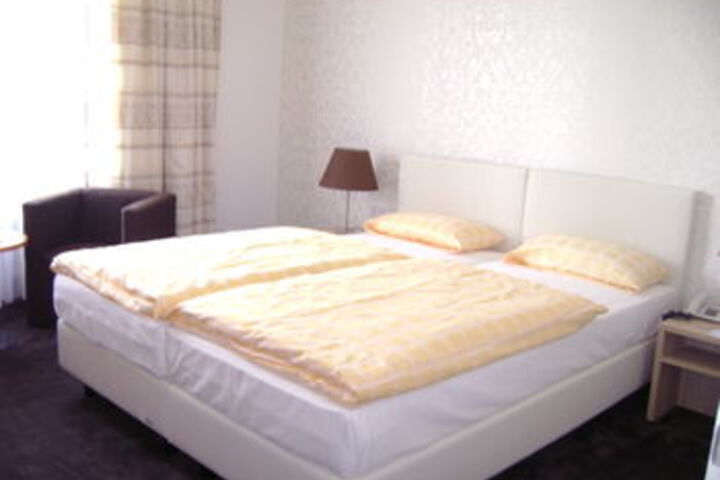 Room 7 of 12