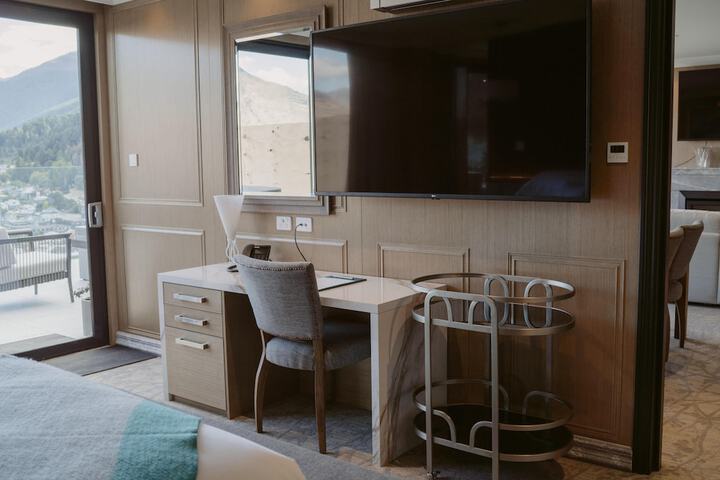 Room 33 of 216