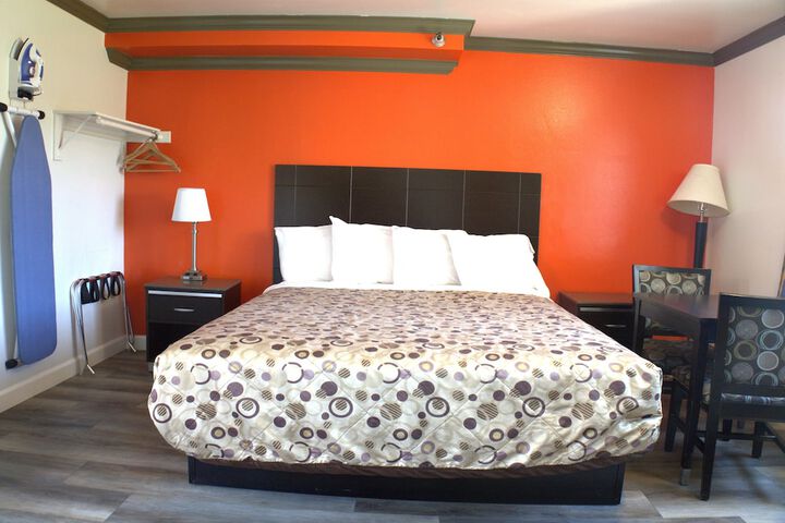1 King Bed (4 of 17)