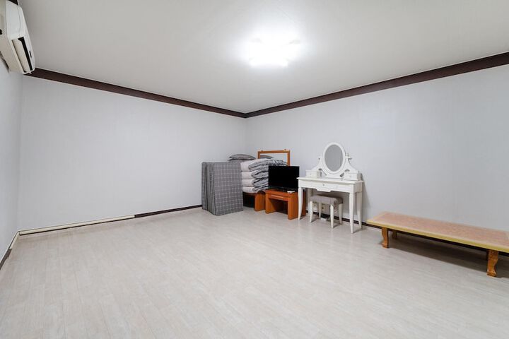Room 3 of 100