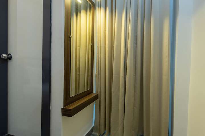 Room 4 of 16