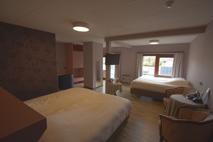 Room 4 of 33