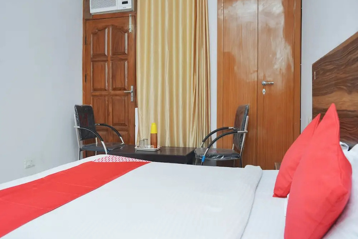 Room 4 of 9