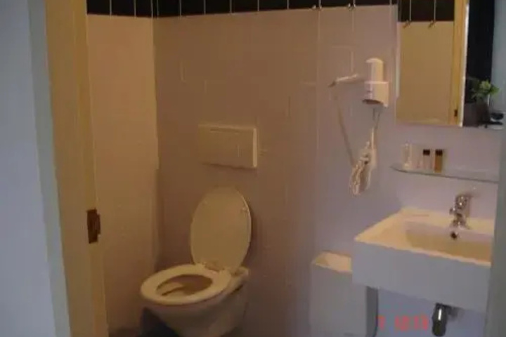 Room 8 of 15