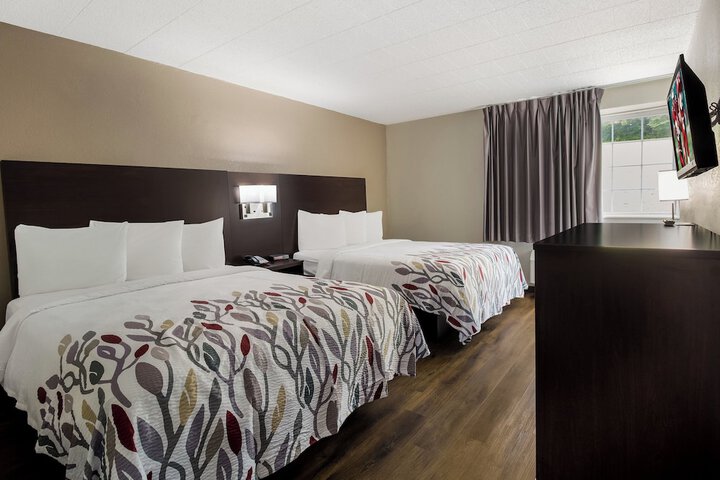 Deluxe 2 Queen Beds (3 of 5)